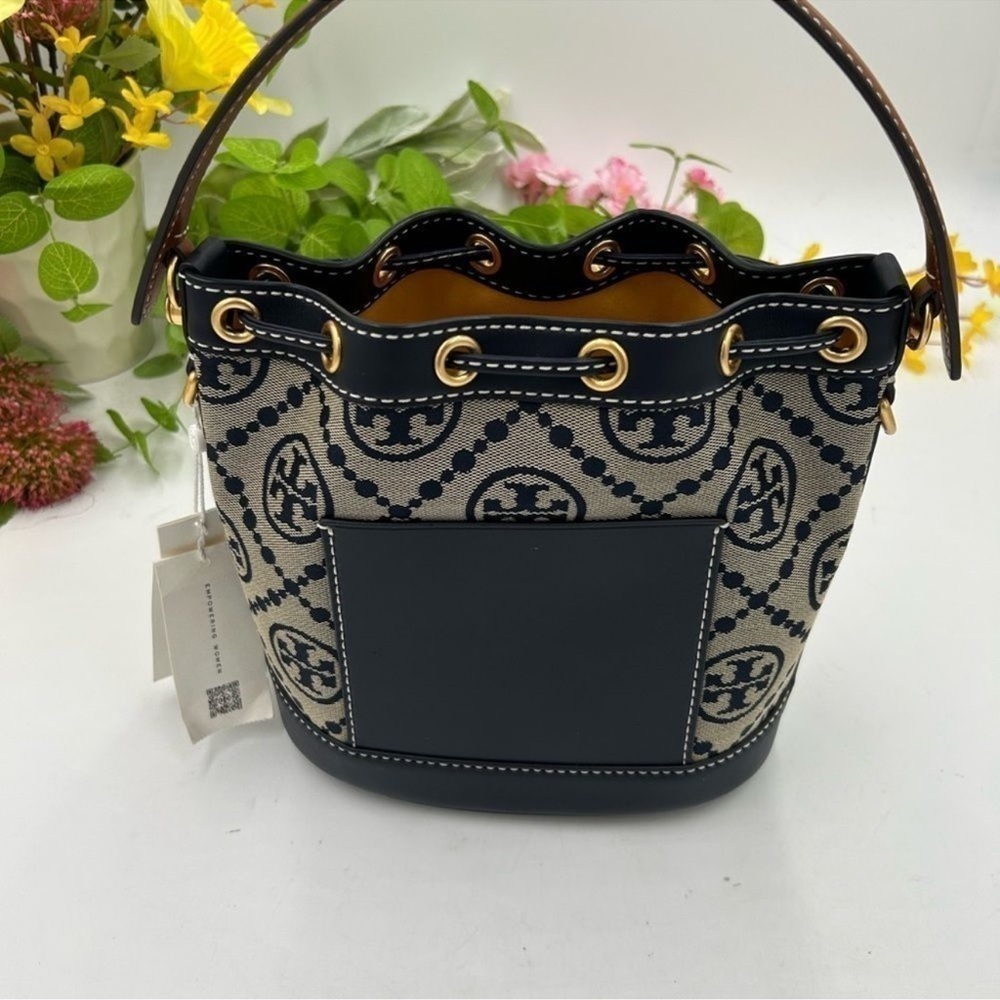 Women’s Tory Burch, T monogram bucket bag, dark navy blue. - Picture 6 of 6